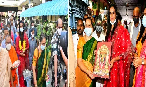 ఇంద్రకీలాద్రిపై అమ్మవారి దర్శనం చేసుకున్న సింధు.. ఈ సారి స్వర్ణం సాధించాలి