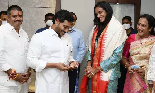 సీఎం జగన్ను కలిసిన పీవీ సింధు