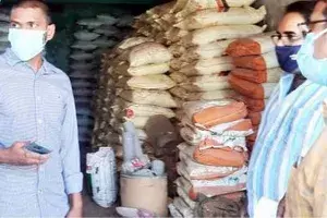 మారు వేషంలో ఎరువుల షాపులకు వెళ్లిన సబ్ కలెక్టర్..! మారు వేషంలో ఎరువుల షాపులకు వెళ్లిన సబ్ కలెక్టర్..!