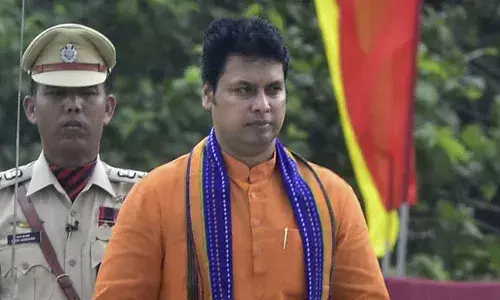 సీఎంపై హత్యాయత్నం.. కారుతో దూసుకొచ్చిన దుండ‌గులు