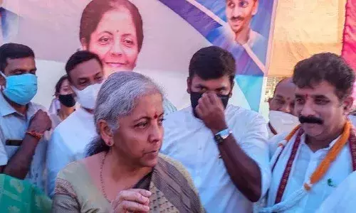 అక్కడ మోదీ ఫోటో లేకపోవడంతో నిర్మలా సీతారామన్ ఆగ్రహం