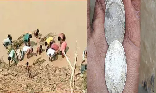 కొట్టుకువచ్చిన 1840 కాలం నాటి వెండినాణేలు.. పోటీ పడుతున్న జనం