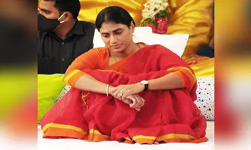 సిరిసేడు గ్రామంలో షర్మిల నిరుద్యోగ దీక్ష