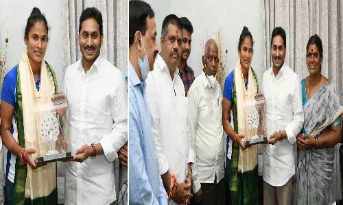 హాకీ ప్లేయర్‌ రజనీకి నగదు ప్రోత్సాహకం.. కుటుంబంలో ఒకరికి ఉద్యోగం