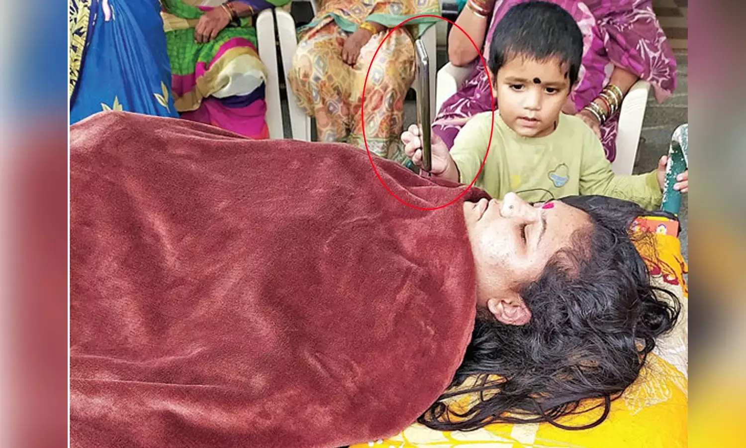 త‌ల్లి చ‌నిపోయింద‌ని తెలియ‌క‌.. అమ్మా ఫోన్ వ‌చ్చింది.. మాట్లాడ‌మ్మా