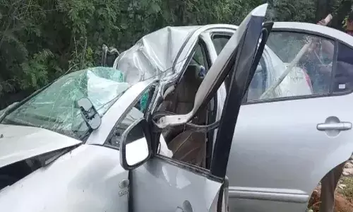 విద్యుత్ స్తంభాన్ని ఢీ కొట్టిన కారు.. ఇద్దరు విద్యార్థులు దుర్మరణం