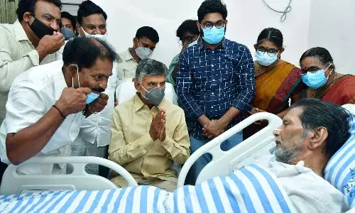 అభిమాని కోసం ఆస్పత్రికి వెళ్లిన చంద్రబాబు