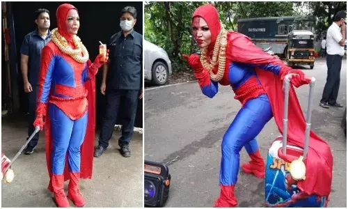 బిగ్బాస్లోకి తీసుకోవాలని రోడ్డుపై రచ్చ రచ్చ చేసిన నటి