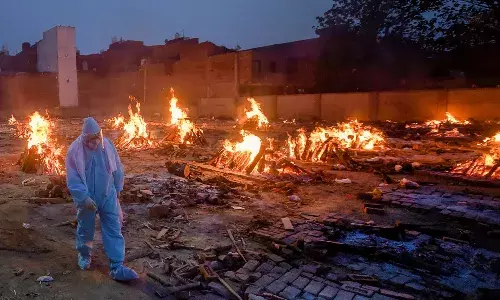 మళ్లీ విజృంభిస్తున్న కరోనా.. గంటకు 42 మంది మృతి..!