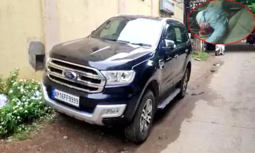ఆగి ఉన్న కారులో మృతదేహాం కలకలం