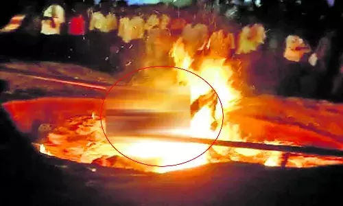 అపశ్రుతి.. అగ్నిగుండంలో పడి వ్యక్తి సజీవ దహనం