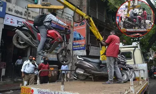 నో పార్కింగ్లో బైక్ పెట్టాడని.. క్రేన్తో ఇలా ఎత్తేశారు