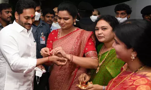 సీఎంకు రాఖీ క‌ట్టిన మ‌హిళా నేత‌లు