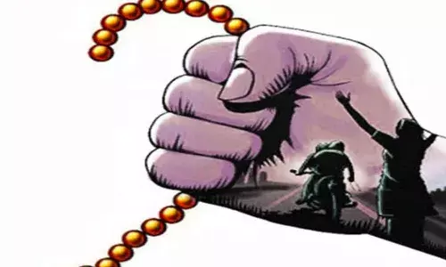 దొంగ అతి తెలివితో చైన్ ను మింగేశాడు.. పోలీసులు ఊరికే ఉంటారా..?