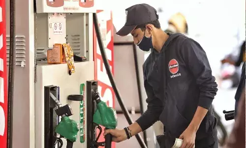 వాహ‌న‌దారుల‌కు గుడ్‌న్యూస్‌.. దిగొస్తున్న పెట్రోల్ ధ‌ర