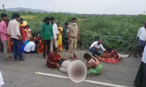 ఘోర రోడ్డు ప్ర‌మాదం.. మినీట్రక్ డోర్ విరిగి నలుగురు మృతి
