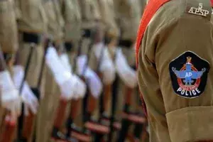 దిశ ఎస్ఓఎస్ కాల్ తో ఇద్దరి ప్రాణాలను కాపాడిన పోలీసులు దిశ ఎస్ఓఎస్ కాల్ తో ఇద్దరి ప్రాణాలను కాపాడిన పోలీసులు