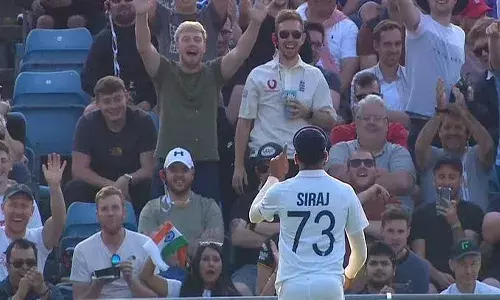 ఇంగ్లాండ్ అభిమానుల అతి.. మొన్న రాహుల్పై బాటిల్ మూతలు.. నేడు సిరాజ్ పై బంతి