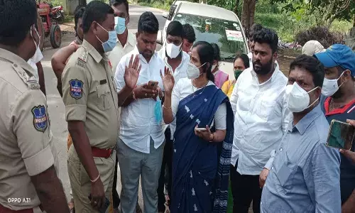 ఇళ్ళందకుంటలో ఉద్రిక్తత.. ఇందిరాశోభన్ అరెస్ట్