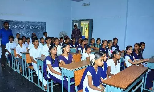 పాఠశాలకు వెళ్లకుంటే ఇంటికి వలంటీర్..!