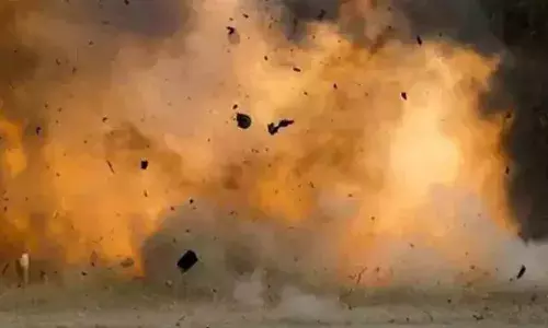 పేలిన నాటుబాంబు.. వ్య‌క్తికి తీవ్ర‌గాయాలు