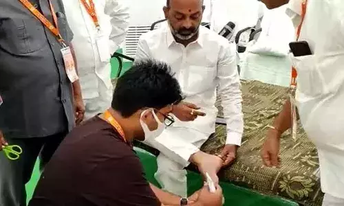 బండి సంజయ్ కాలికి గాయం