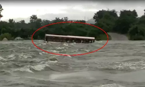 వరదలో కొట్టుకుపోయిన ఆర్టీసీ బస్సు..!