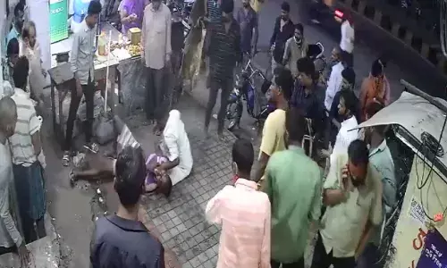 వైన్ షాపులో గొడ‌వ‌.. వేడి నూనె మీద పోయ‌డంతో..