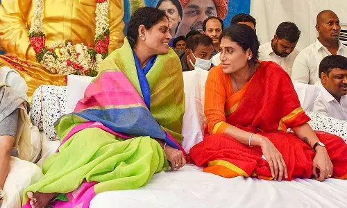 విజయమ్మ, షర్మిళ ప్రవర్తనతో వైఎస్ఆర్ ఆత్మ క్షోభిస్తుంది : కాంగ్రెస్ నేత సంచలన వ్యాఖ్యలు