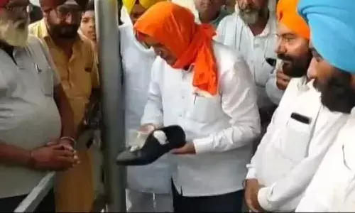 భక్తుడి బూట్లు తుడిచిన మాజీ సీఎం.. ఎందుకంటే..!