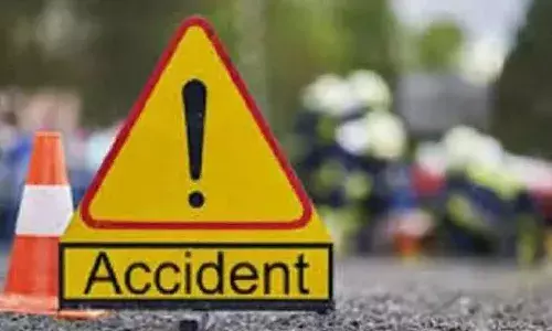 డీసీఎంను ఢీకొట్టిన బైక్.. ఇద్దరు స్నేహితుల మృతి