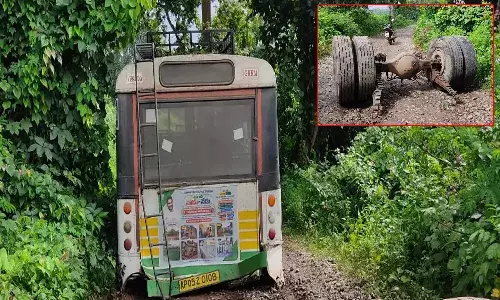 తృటిలో తప్పిన పెను ప్రమాదం.. రన్నింగ్లో ఊడిన ఆర్టీసీ బస్సు చక్రాలు