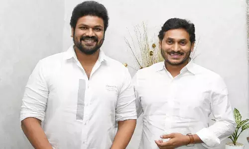 సీఎం జగన్ను కలిసిన నటుడు మంచు మనోజ్