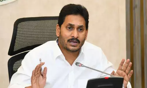 రోడ్లను బాగుచేయడంపై దృష్టి పెట్టండి : సీఎం జగన్
