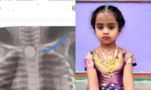 చిన్న పిల్లల చేతుల్లో ఏమున్నాయో గమనిస్తూ ఉండాలి.. లేకపోతే..