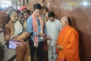 దుర్గమ్మను దర్శించుకున్న సోనూ సూద్ దుర్గమ్మను దర్శించుకున్న సోనూ సూద్