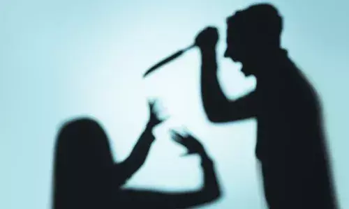 ప్రేమోన్మాది ఘాతుకం.. యువతి గొంతు కోసిన యువకుడు