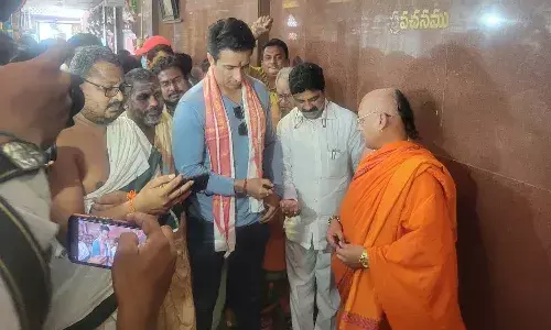 దుర్గమ్మను దర్శించుకున్న సోనూ సూద్