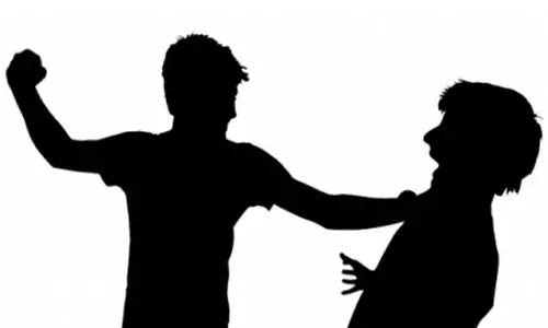 అమానుషం.. రూ.5 కోసం కస్టమర్పై హోటల్ యజమాని దాడి