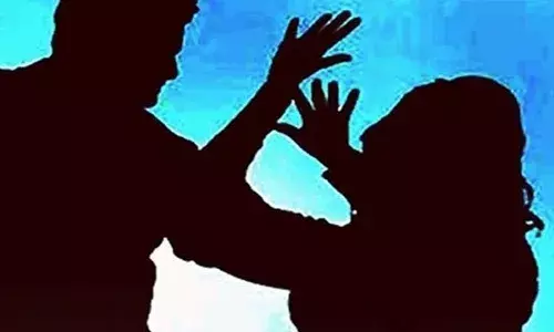 భార్య వేరే వ్యక్తితో మాట్లాడిందని.. నడి రోడ్డుపై దారుణంగా