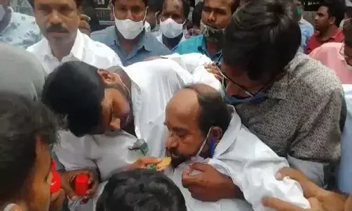 స్పృహ తప్పి పడిపోయిన ఆర్. కృష్ణయ్య