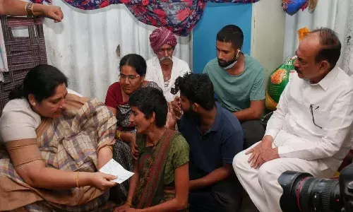 సైదాబాద్ చిన్నారి కుటుంబాన్ని పరామర్శించిన మంత్రులు.. ఆర్థికసాయం అందజేత