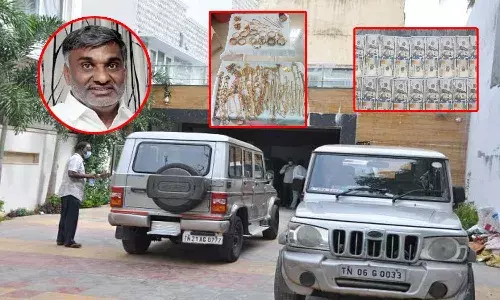 మాజీ మంత్రి ఇంటిపై ఏసీబీ దాడులు : భారీగా డబ్బు, బంగారం సీజ్..