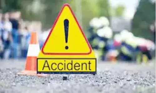 రోడ్డు ప్రమాదంలో ఇద్దరు విద్యార్థినులు మృతి