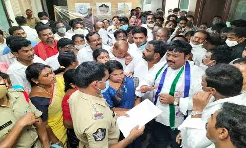 అయ్యన్నపాత్రుడి ఇంటి ముట్టడికి యత్నం