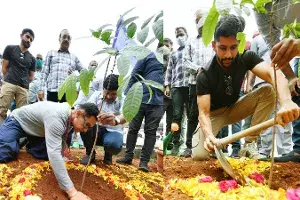 గ్రీన్ ఇండియా ఛాలెంజ్.. మొక్కలు నాటిన అమీర్ఖాన్ గ్రీన్ ఇండియా ఛాలెంజ్.. మొక్కలు నాటిన అమీర్ఖాన్