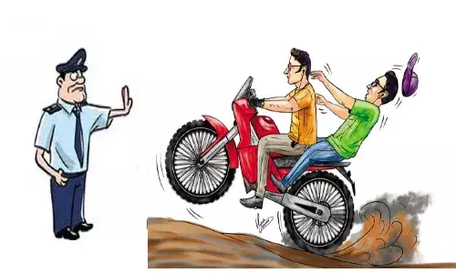 ట్రాఫిక్ పోలీసులకు షాకిచ్చిన ఆకతాయిలు