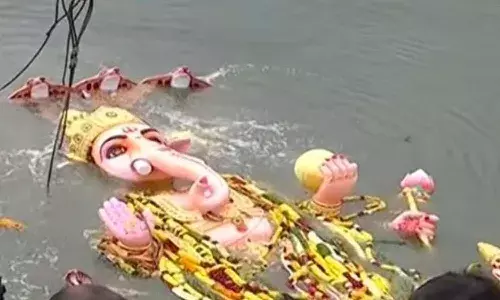 జల ప్రవేశం చేసిన ఖైరతాబాద్ రుద్రగణపతి