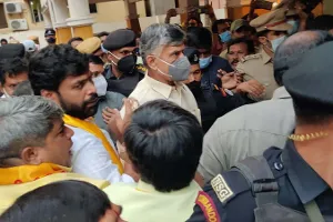 మంద కృష్ణ మాదిగను పరామర్శించిన చంద్రబాబు మంద కృష్ణ మాదిగను పరామర్శించిన చంద్రబాబు