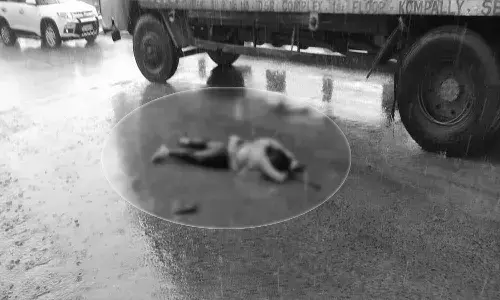 బైక్ పై వెళుతున్న వారిపై పడిన పిడుగు.. ఇద్ద‌రు మృతి